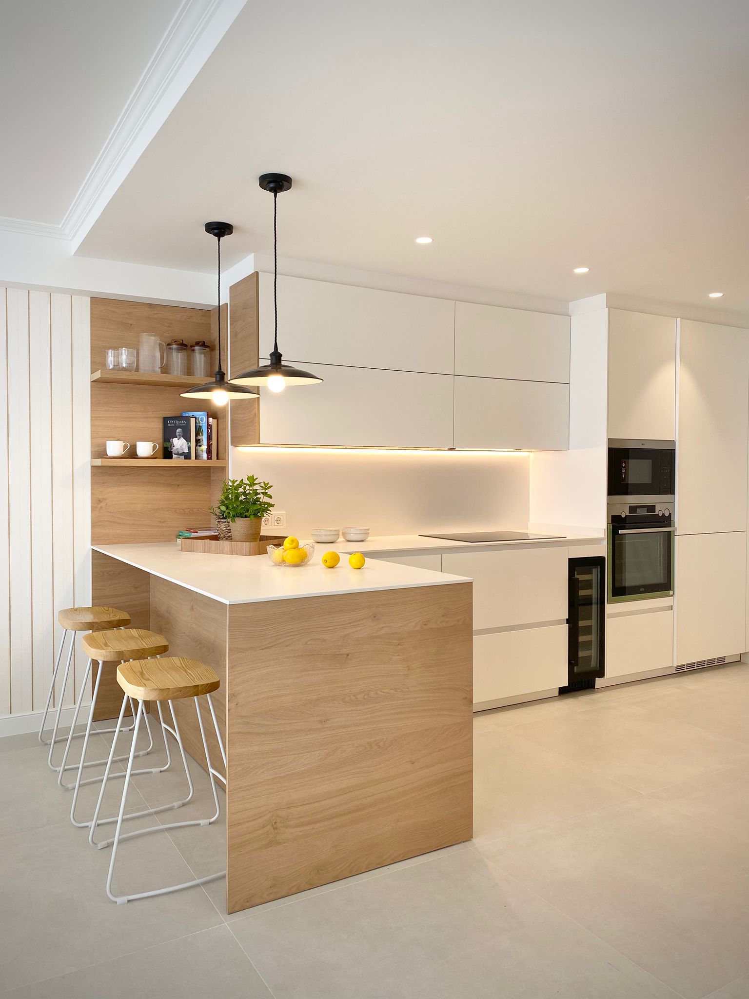 Cocina de diseño con armarios negros y encimera de mármol