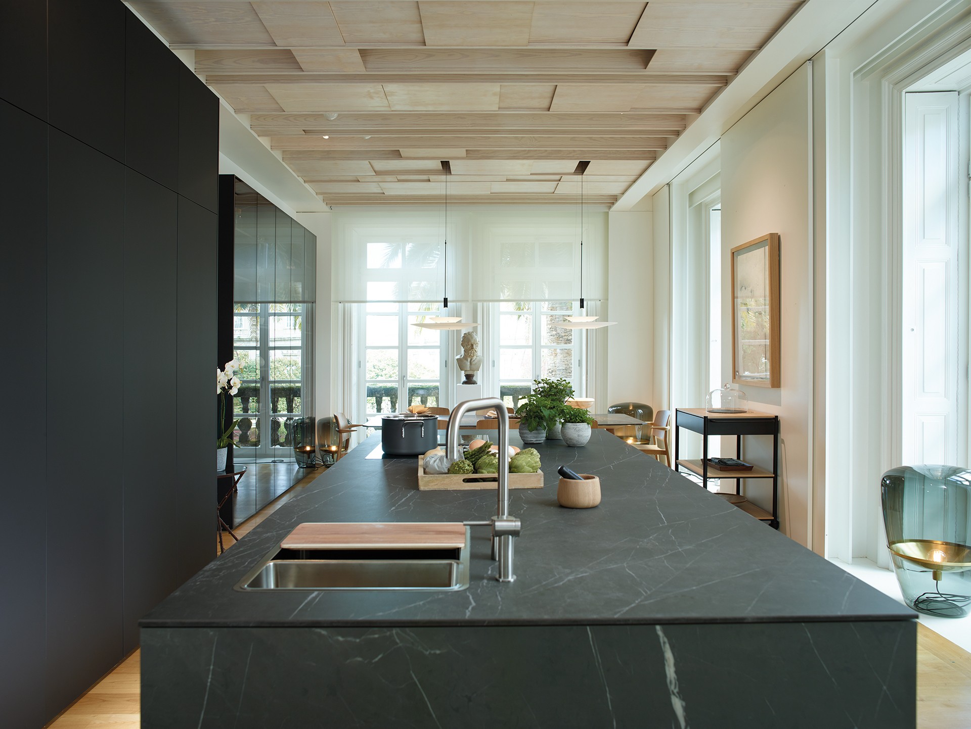 Cocina moderna con encimeras de mármol y acabados de lujo - Mangas Cerámicas